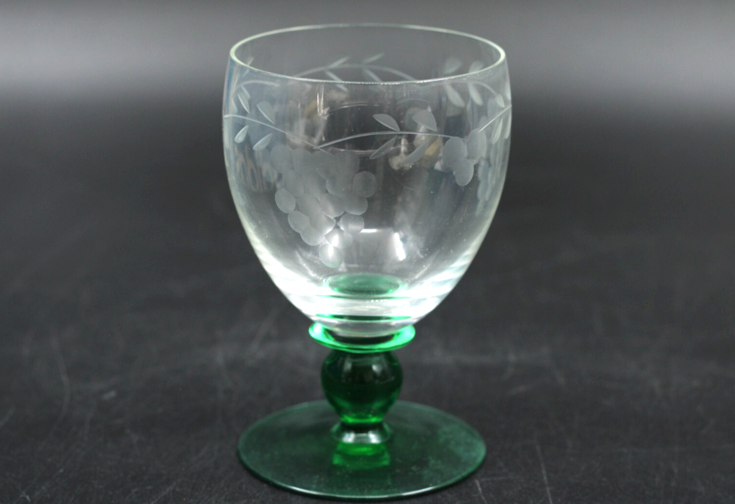 Jugendstil Weinglas Römerglas Glas mit Schliff Trauben grün Vintage H 11,5 cm